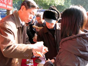 温岭市举办“关注用药安全，共享和谐生活”宣传咨询活动
