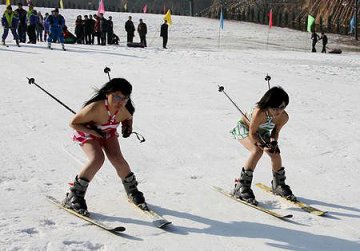 山西少女身穿泳衣滑雪