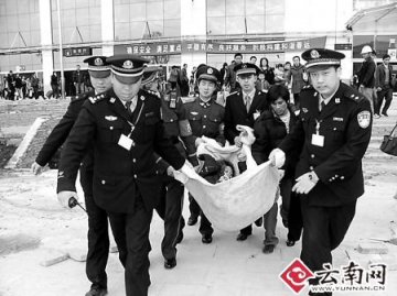 孕妇列车上分娩 铁警用棉被当担架送其就医