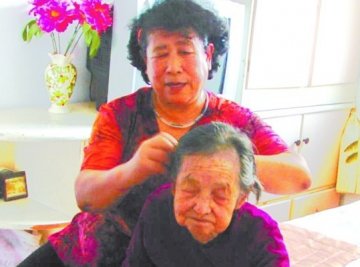 妻子在丈夫离世后独自照顾婆婆16年