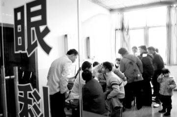 学生扎堆查视力
