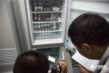 冷藏箱内摆放了各种英文标签的液体