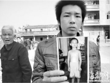 男孩被妇女从厕所抱走 村民摄像头录下全程