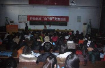 河北省泊头市疾控中心开展校园艾滋病防治知识讲座