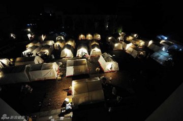 4.芦山县人民医院安置点，武警救治地震中伤者