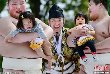 日本举行“宝宝哭”大赛 大胖子吓哭小孩子