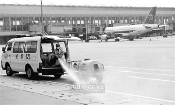 成都机场装红外线体测仪 每天两次全面消毒