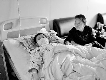 下岗女工独自照料重病儿子和植物人丈夫