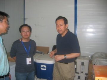 王宇主任视察指导北川县卫生防病工作，向地震遇难者献花
