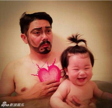 日本父女逗比泡澡照走红