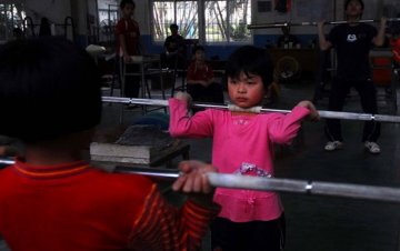 举重的孩子：杠铃下的沉重人生