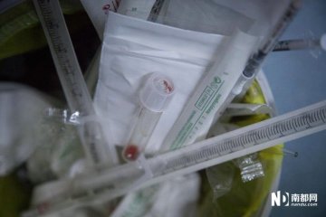 一些用过了的取卵针以及带血的试管