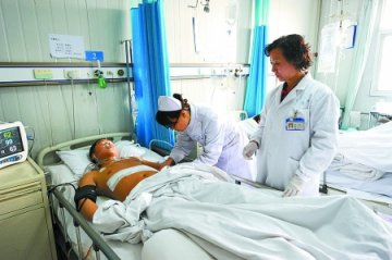 男子睡梦中被两米多长钢棍穿透身体 未伤及要害