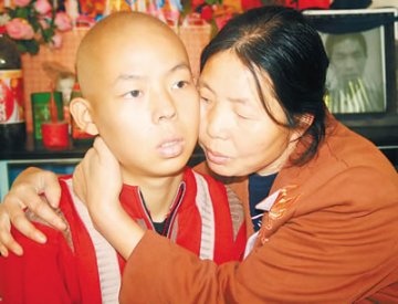15岁绝症少年辍学打工替亡父还债