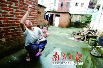 两岁男童被疑似精神病患者从楼顶扔下身亡