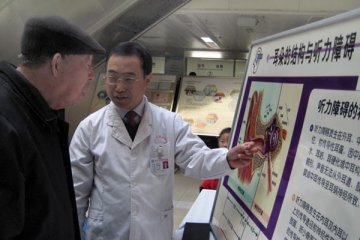 河大附属医院举行爱耳日义诊