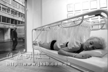德国艺术家设计“挠痒床”治疗失眠