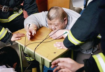 500多斤胖哥就医 用了四辆救护车花了三个小时