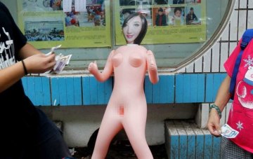 大学生毕业跳蚤市场卖充气娃娃