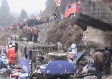 司机试图踢开脚边苹果致客车坠崖8人丧生