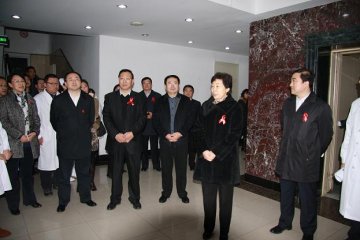 贺旻副省长一行到沈阳市传染病医院 对艾滋病感染者进行走访慰问