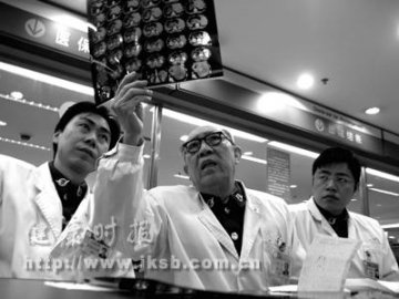 上海东方肝胆外科医院义诊庆祝10周年