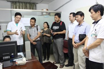 西藏墨竹工卡县卫生局局长格桑巴珠一行考察白下区建中中医院