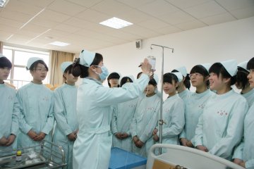 东阳：大树底下长出草